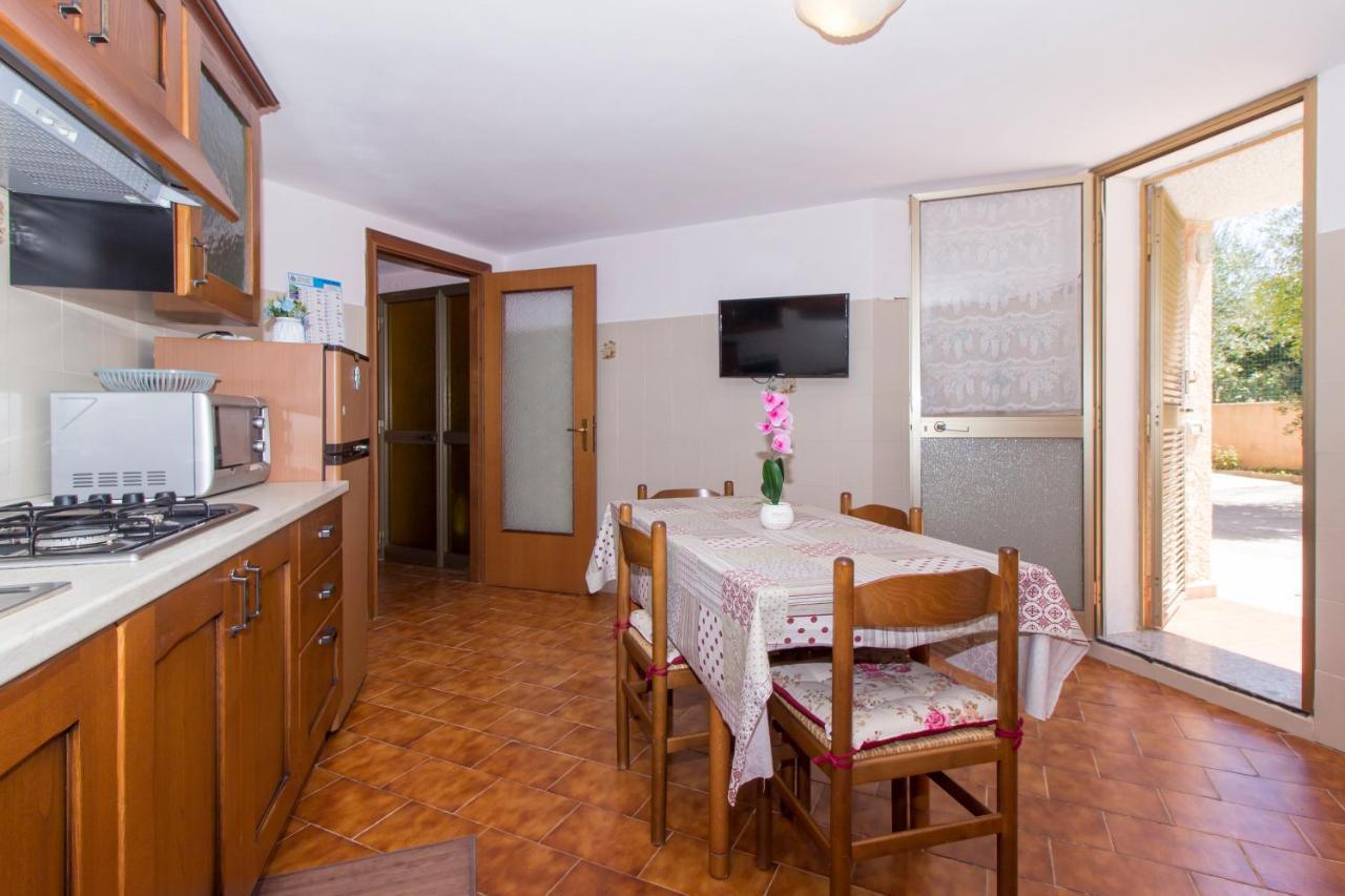 Appartamenti In Villa Con Ampio Giardino Esterno โปซาดา ภายนอก รูปภาพ