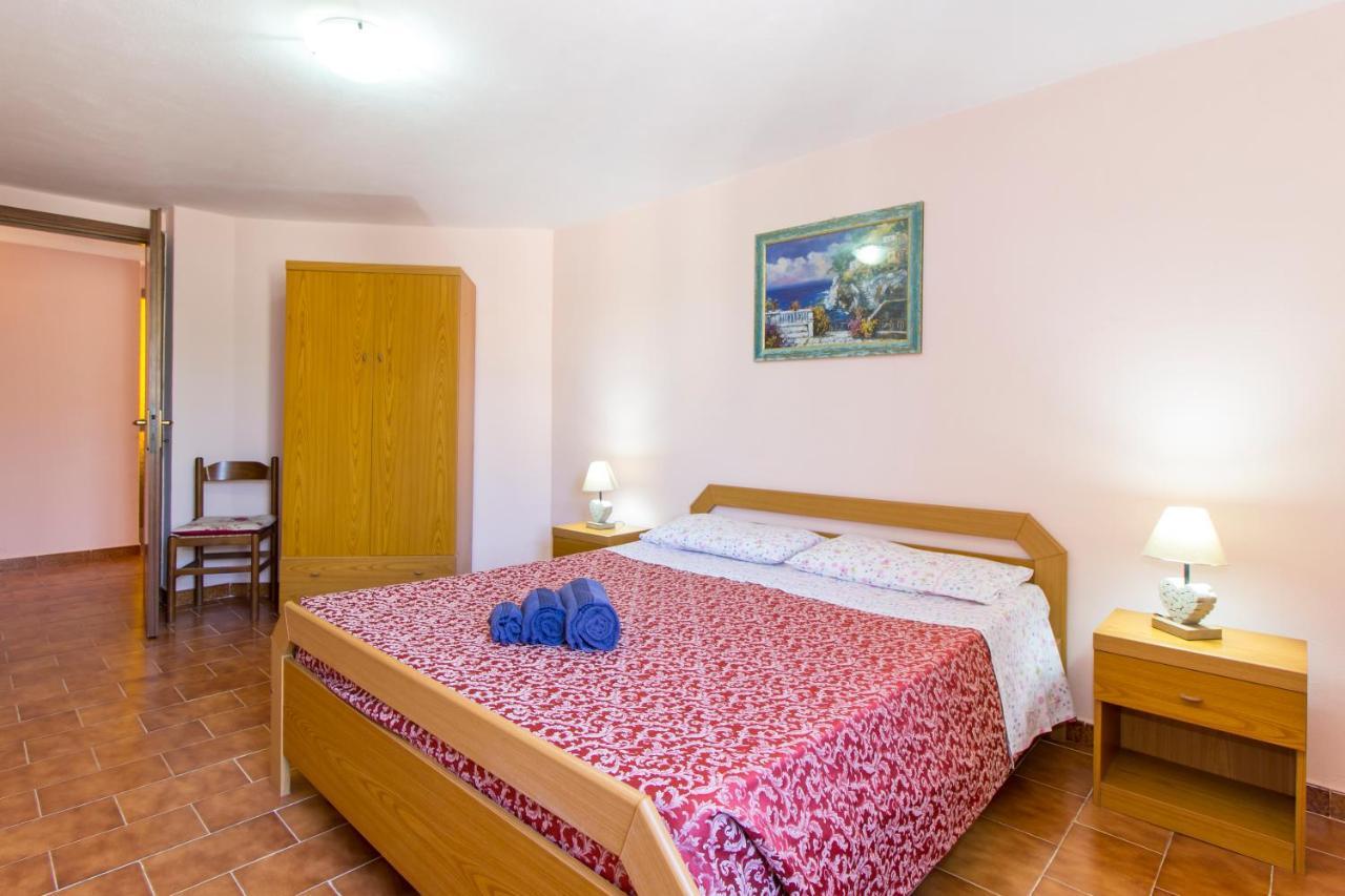 Appartamenti In Villa Con Ampio Giardino Esterno โปซาดา ภายนอก รูปภาพ