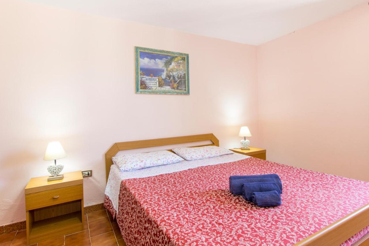 Appartamenti In Villa Con Ampio Giardino Esterno โปซาดา ภายนอก รูปภาพ